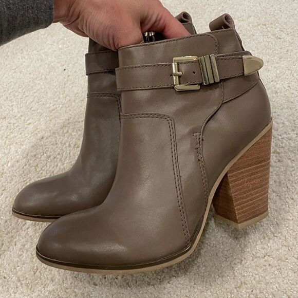 EUC Report Signature Taupe Osprey Booties Sz 8.5 - Picture 2 of 8